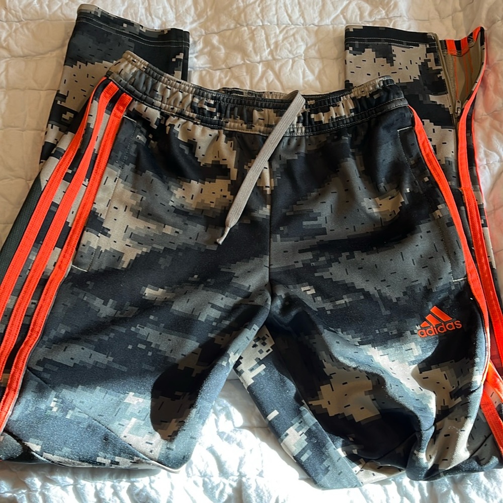Addidas 11/12 size nice print with zippers at bottom.